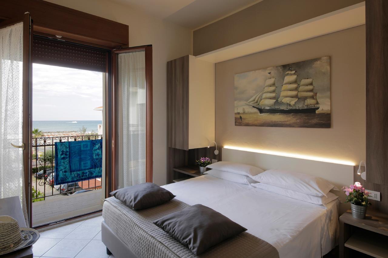 Hotel Villa Fulgida Cattolica Exterior photo